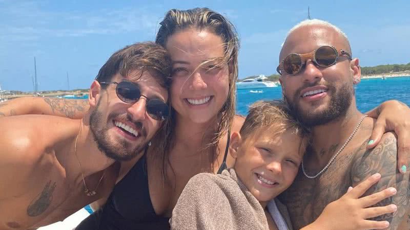 Carol Dantas posa com o marido, o ex e o herdeiro durante viagem - Reprodução / Instagram