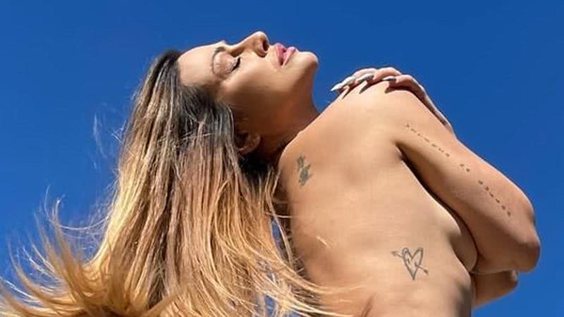 Cleo posa de topless e mostra corpo sem retoques - Reprodução/Instagram