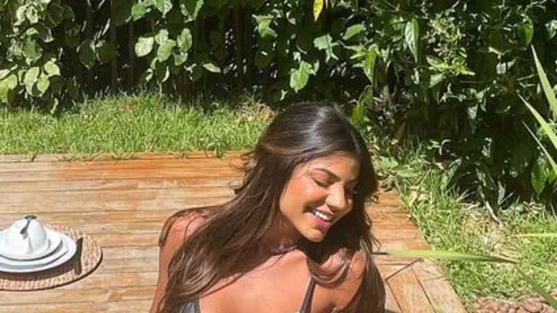 De biquíni, ex-BBB Hariany Almeida tem café da manhã luxuoso na piscina e barriga sarada rouba cena: "Plena" - Reprodução/Instagram