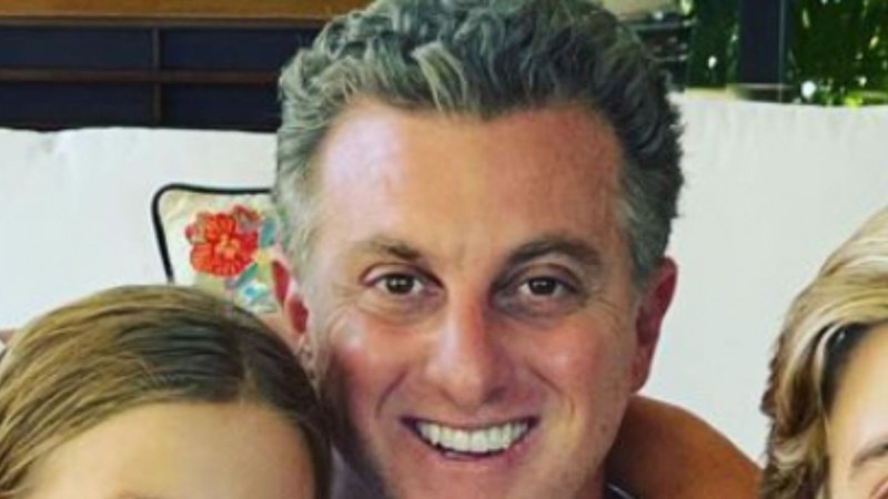 Eles cresceram! Luciano Huck posa coladinho com os filhos que surgem grandões: "Quem é quem?" - Reprodução/Instagram