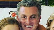 Eles cresceram! Luciano Huck posa coladinho com os filhos que surgem grandões: "Quem é quem?" - Reprodução/Instagram