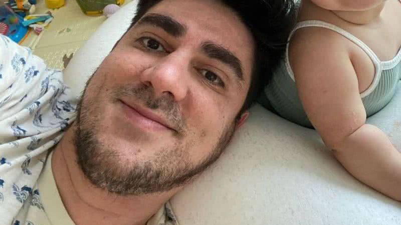 Marcelo Adnet banca o 'papai babão' em clique e sorrisão banguela da filha rouba a cena: "Eu e ela" - Reprodução/Instagram