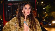 Bruna Marquezine curte noitada com look extravagante, top mínimo e casacão luxuoso - AgNews