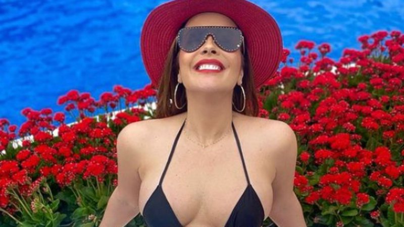 Grávida aos 42 anos, Renata Domingues exibe barrigão em foto de biquíni: "Tá chegando" - Reprodução/Instagram