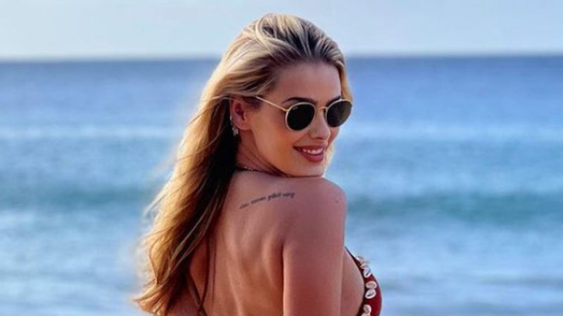 Yasmin Brunet posa de fio-dental e segura a polpa do bumbum em clique: "Gostosa" - Reprodução/Instagram