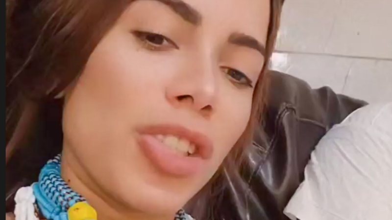 Anitta posa coberta por guias ao lado de seu pai de santo: "Te amo" - Reprodução/Instagram