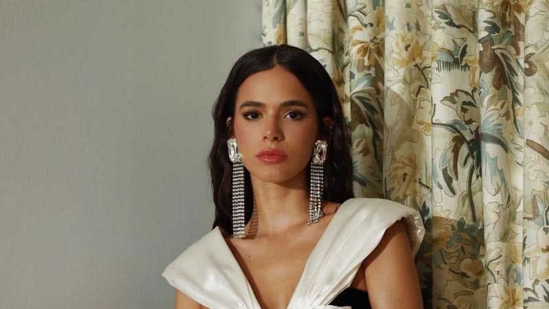 Com look luxuoso, Bruna Marquezine posa de barriga de fora e fãs piram - Instagram