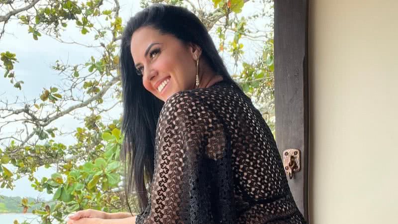 De biquíni, Graciele Lacerda dá virada estratégica e exibe bumbum - Instagram