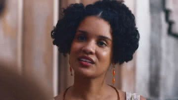 A jovem ficará revoltada com a presença da madame em seu ateliê; confira o que vai acontecer - Reprodução/TV Globo