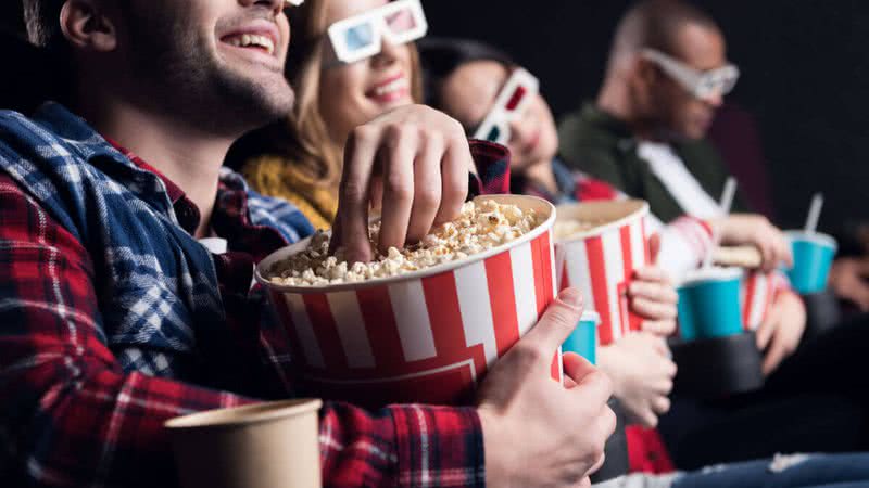 Cinemas terão filmes de alto orçamento em 2023 para assistir com amigos e família. (Imagem: LightField Studios | ShutterStock)