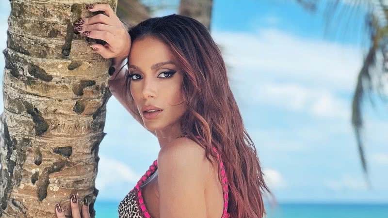 Anitta faz biquíni fio-dental sumir em bumbum GG e deixa fãs babando - Instagram