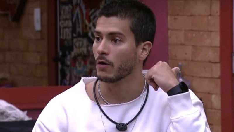 BBB22: Arthur ignora tretas e tira o chapéu para sister: "Uma put* jogadora" - Reprodução / TV Globo