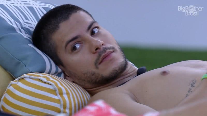 Arthur Aguiar ouviu uma conversa de Linn e Larissa e mostrou estar indignado ao conversar com Lucas - Reprodução/TV Globo