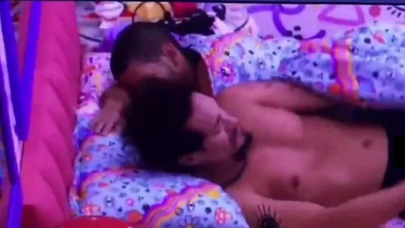 BBB22: Eliezer se descuida ao dormir com Vyni e deixa pênis para fora da cueca - Reprodução/TV Globo