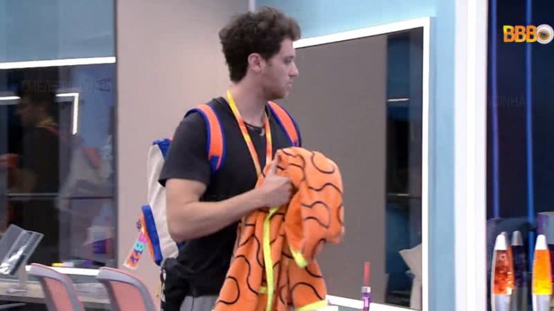 Lucas se despediu de seu fiel companheiro na última semana, o roupão laranja do quarto do líder no BBB22 - Reprodução/TV Globo