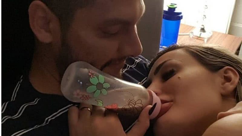 Reprodução/Instagram - Marido de Andressa Urach mostra a musa mamando na cama