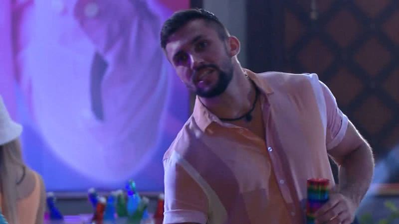 BBB21: Arthur dá escorregada ao ser questionado sobre romance com Carla Diaz aqui fora: "Tem que ver" - Reprodução/TV Globo