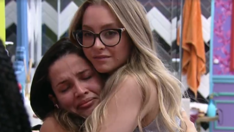 BBB21: Nos braços de Carla Diaz, Juliette revela mágoa com brother e derrama lágrimas - Reprodução/TV Globo