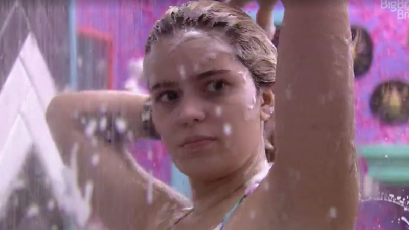 Imagem BBB21: Aleluia! Viih Tube lava o cabelo após uma semana e fãs comemoram: "Vai acabar a água da casa"