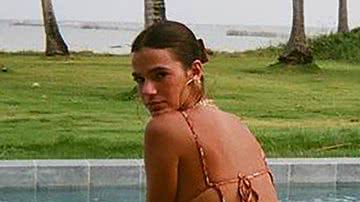 De biquíni atoladíssimo, Bruna Marquezine para a web ao empinar o bumbum à beira da piscina: "Corpão" - Reprodução/Instagram