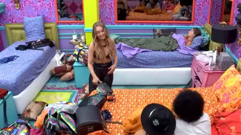 BBB21: Que vexame! Carla Diaz se humilha novamente para dormir com Arthur: "Vou esconder o edredom" - Reprodução/TV Globo