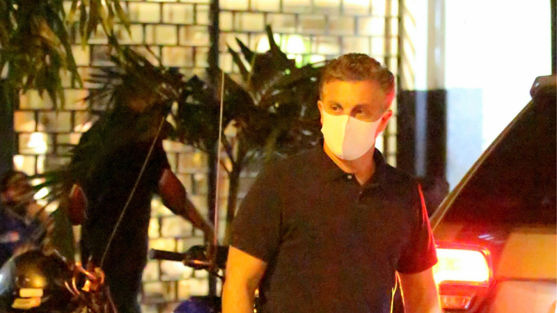 Sem Angélica, Luciano Huck é flagrado jantando com amigos em restaurante badalado no Rio - Gabriel Rangel/ Ag News