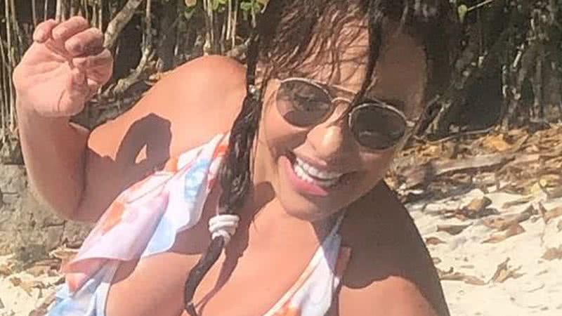 Luiza Tomé quase queima o bumbum na praia - Reprodução/Instagram