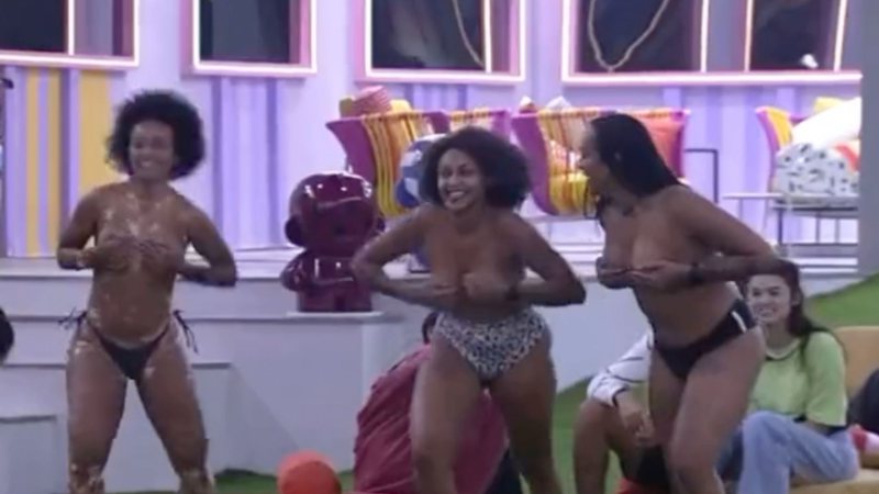 BBB22: Gente? Sisters pulam nuas na piscina após voltarem do paredão - Reprodução/TV Globo