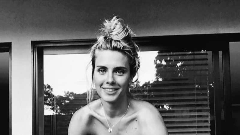 Em clique ousado, Carolina Dieckmann cobre só o necessário e fãs babam: “Surreal” - Instagram