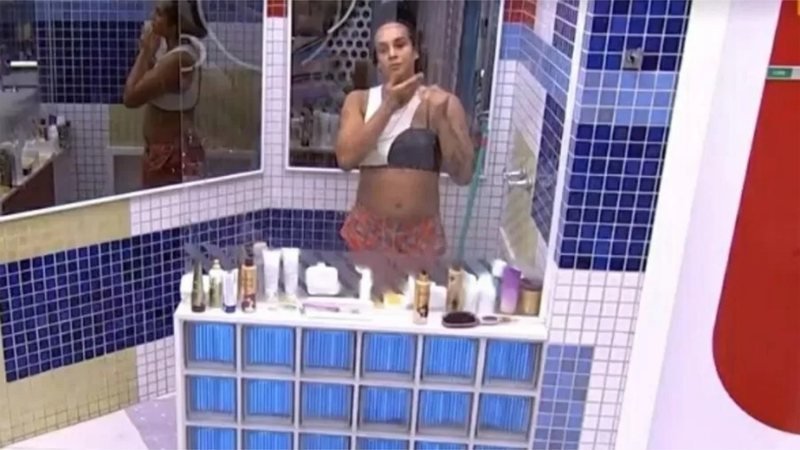 Linn da Quebrada toma banho de roupa no BBB22 - Reprodução/Globoplay