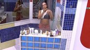 Linn da Quebrada toma banho de roupa no BBB22 - Reprodução/Globoplay