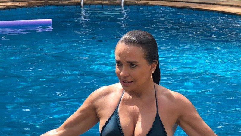 Aos 60 anos, Luiza Tomé posa de maiô cavado durante banho de piscina: "Delícia" - Reprodução/Instagram