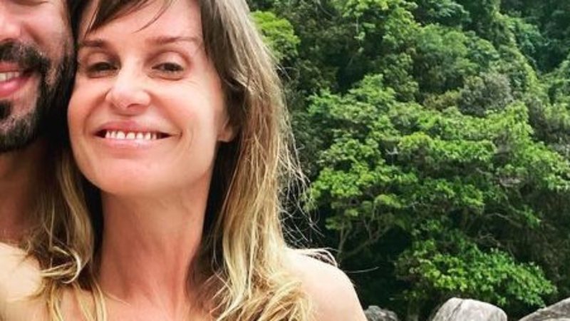 Paula Burlamaqui posa com namorado bonitão e exibe físico sarado aos 54 anos - Reprodução / Instagram