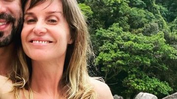 Paula Burlamaqui posa com namorado bonitão e exibe físico sarado aos 54 anos - Reprodução / Instagram