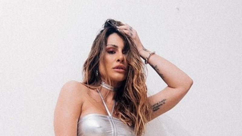 Cleo posa com vestido curtíssimo e deixa pernões em evidência com sandália de salto: "Não tem comparação" - Reprodução/Instagram