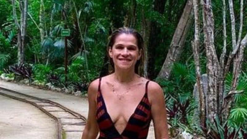 Em viagem de férias, Ingrid Guimarães aparece só de maiô na natureza e faz reflexão: "Seguir em frente" - Reprodução/Instagram