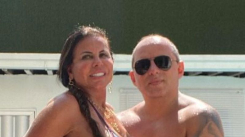 Aos 62 anos, Gretchen posa de biquíni em clique quente com o marido e fãs elogiam: "Que vigor" - Reprodução/Instagram