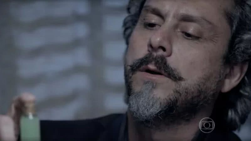 Comendador faz mistério e não revela o que está por trás do frasco; confira - Reprodução/TV Globo