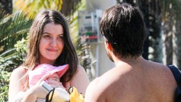 Momento raro: Nathalia Dill vai à praia com a filha e o marido e beleza da bebê chama a atenção - AgNews