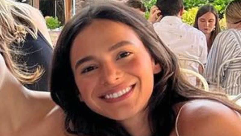 A atriz Bruna Marquezine posa em clique raro ao lado dos pais e irmã durante passeio internacional; veja - Reprodução/Instagram