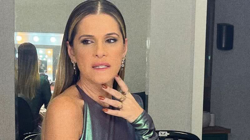 Aos 50 anos, Ingrid Guimarães exibe pernões com vestido de fenda alta: "Deliciosa" - Reprodução/Instagram