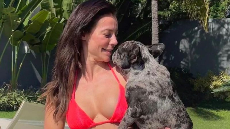 Paolla Oliveira posa de biquíni com seu pet e tamanho da calcinha impressiona: "Um triângulo" - Reprodução/Instagram