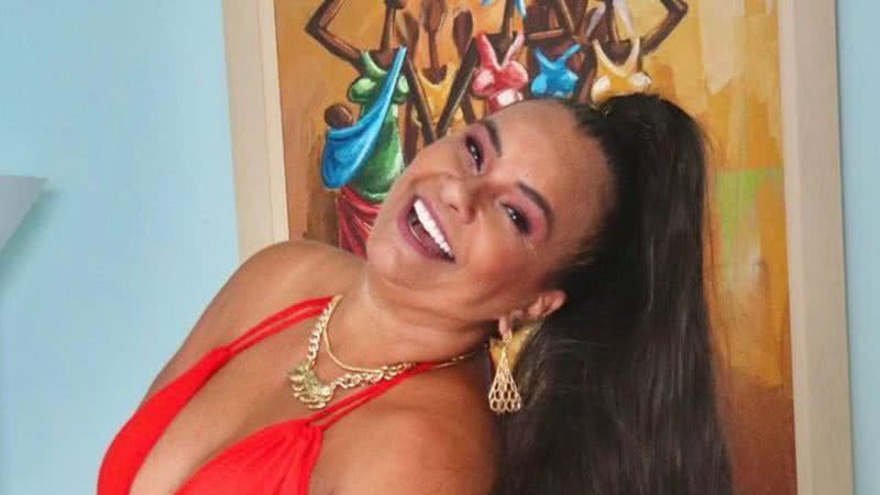 Aos 65 anos, Solange Couto puxa fenda do vestido e exibe decote até a barriga: "Musa" - Reprodução/Instagram