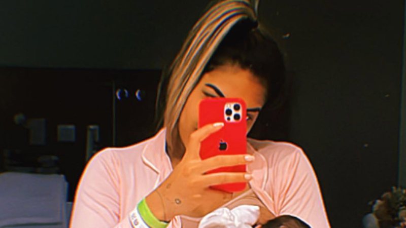 Que pequenininha! Tays Reis surge amamentando filha com Biel: "Quem aguenta?" - Reprodução/Instagram