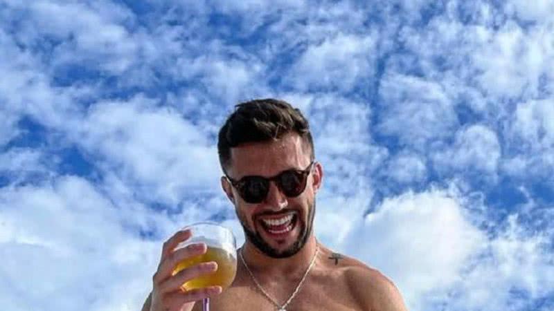 Ex-BBB Arthur Picoli exibe abdômen trincado em clique sem camisa e arranca suspiros: "Gatão" - Reprodução/Instagram