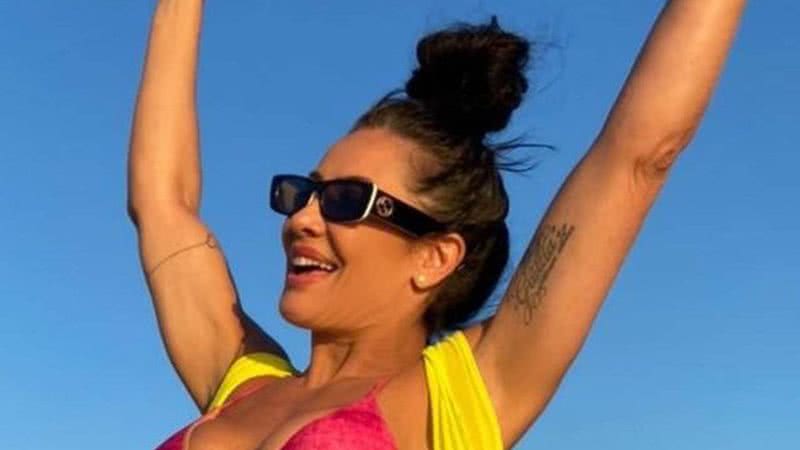 Aos 47 anos, Scheila Carvalho surge só de biquíni e surpreende web com barriga negativa: "Corpinho de 18" - Reprodução/Instagram