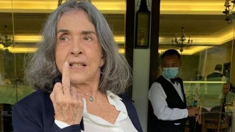 Aos 80 anos, Betty Faria faz gesto obsceno e intriga fãs: "Muita gente merecendo" - Reprodução/Instagram