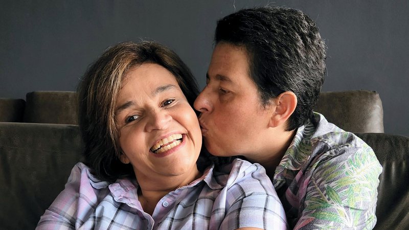 O amor venceu! Claudia Rodrigues ganha carinhos e posa pela primeira vez com a namorada - AgNews/ Daniel Delmiro