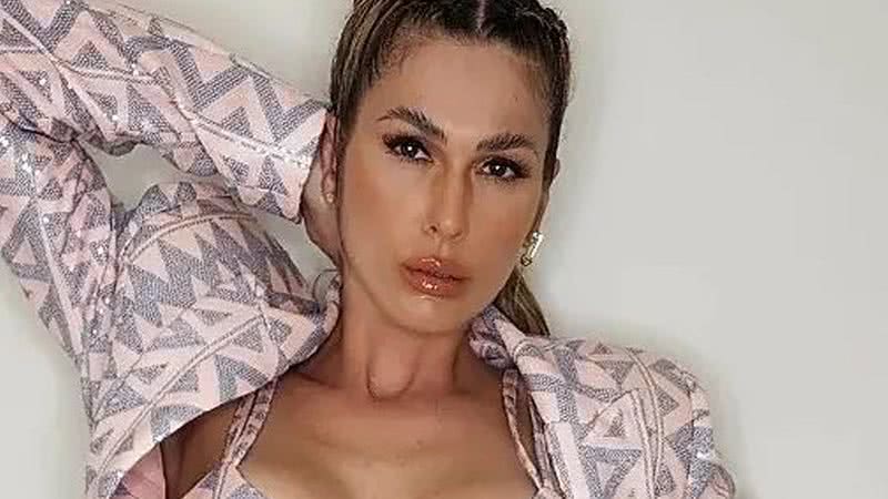 Lívia Andrade abre terninho e revela decotão e barriga sarada - Reprodução/Instagram