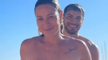 Sem pudor, Luana Piovani faz topless em momento íntimo com namorado na praia - Reprodução/Instagram